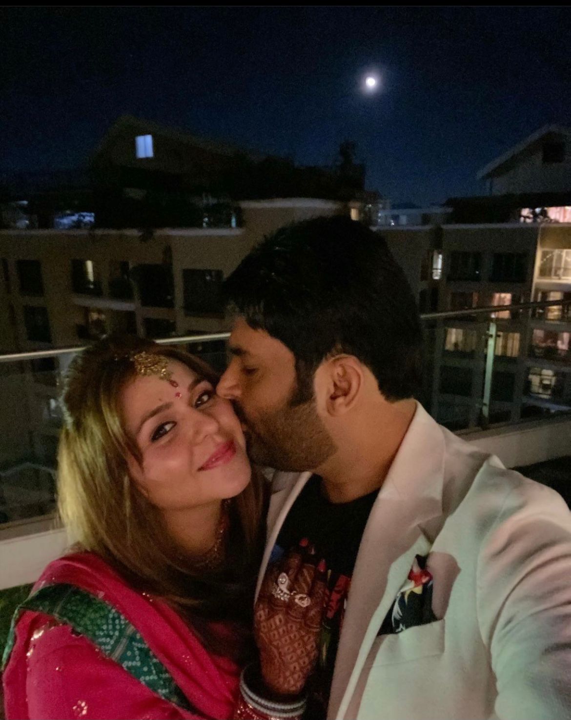 kapil sharma kissing his wife
